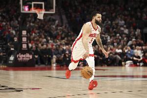 冷手硬打！范弗里特整场迷失14投仅2中&amp;三分7中1 仅得7分