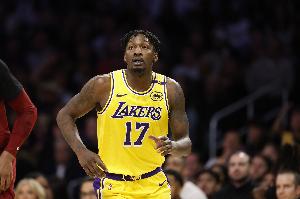 开云官网-成为湖人球员有多开心？芬尼-史密斯：能赢球就开心 每场球都重要