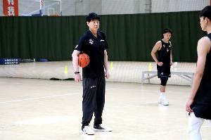开云官网-夏晓司：山东男篮进行了体能恢复、投篮训练、跑田径场等体能拉练