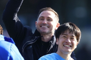 兰帕德：坂元达裕的敬业精神令人难以置信，他让我想起了坎特