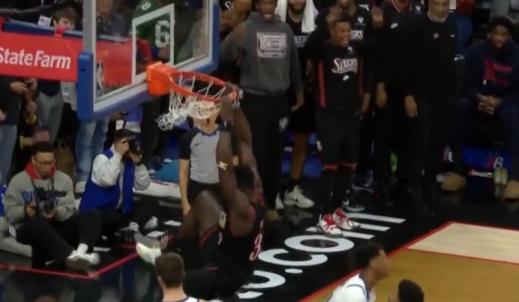 体育平台-神兵天降！马克西三分不中 博纳一飞冲天双手暴力补扣追平比分